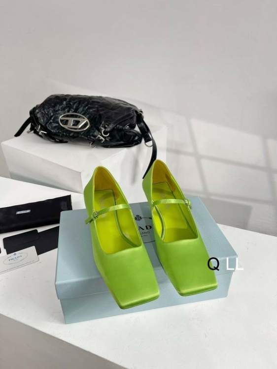 Picture of Prada Shoes _SKUPradasz35-408CLL120319182